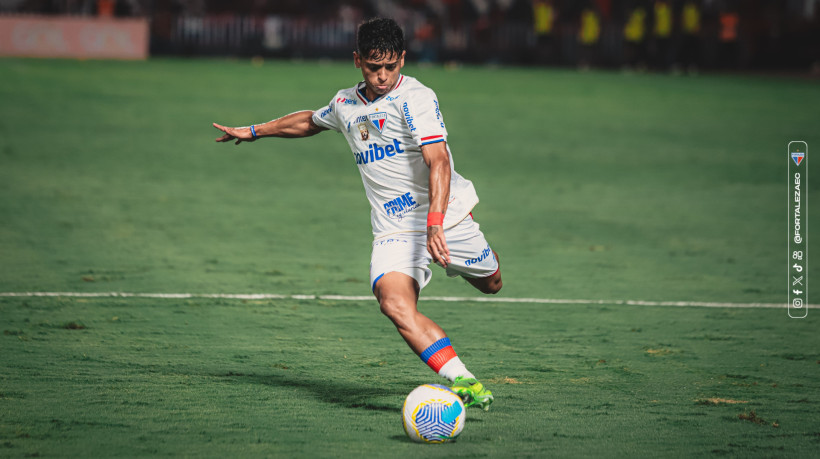 Kervin Andrade, meia do Fortaleza, durante jogo contra o Atlético-GO