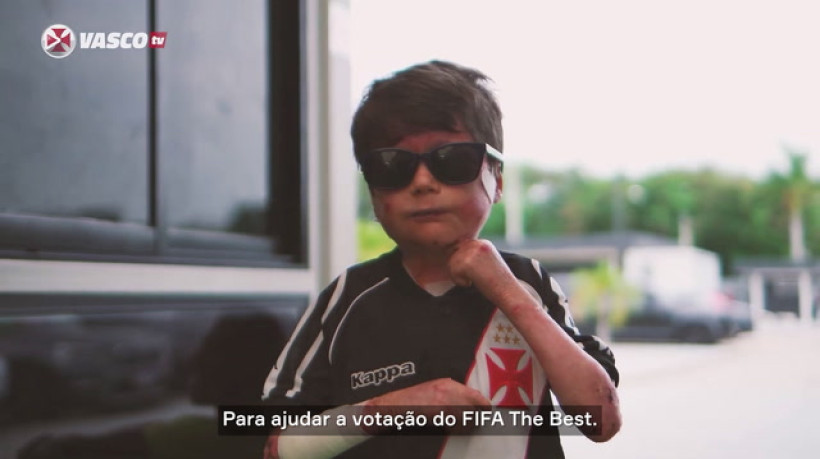 Em campanha para Melhor Torcedor do FIFA The Best, Gui visita elenco do Vasco