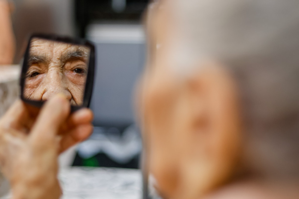 No dia a dia, Ambrozina gosta de ter um espelho pequeno por perto, para olhar o penteado e retocar a sobrancelha(Foto: AURÉLIO ALVES)