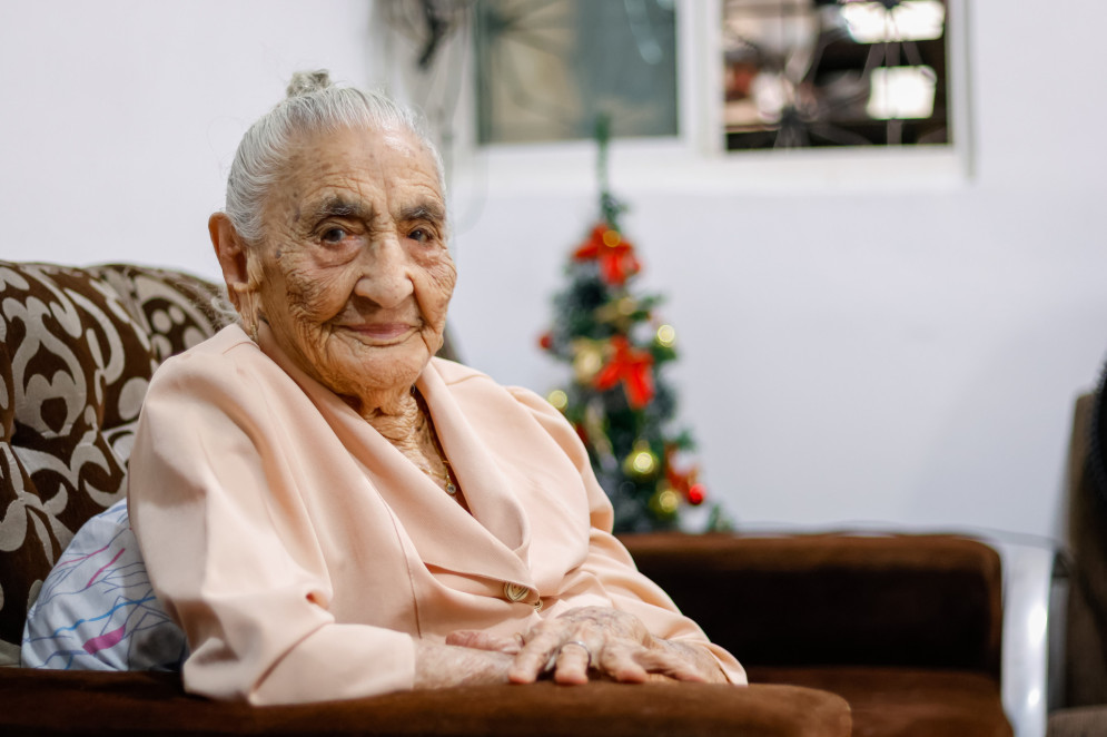 Ambrozina pede para sempre estar arrumada, gosta de passear e de receber visitas de familiares(Foto: AURÉLIO ALVES)