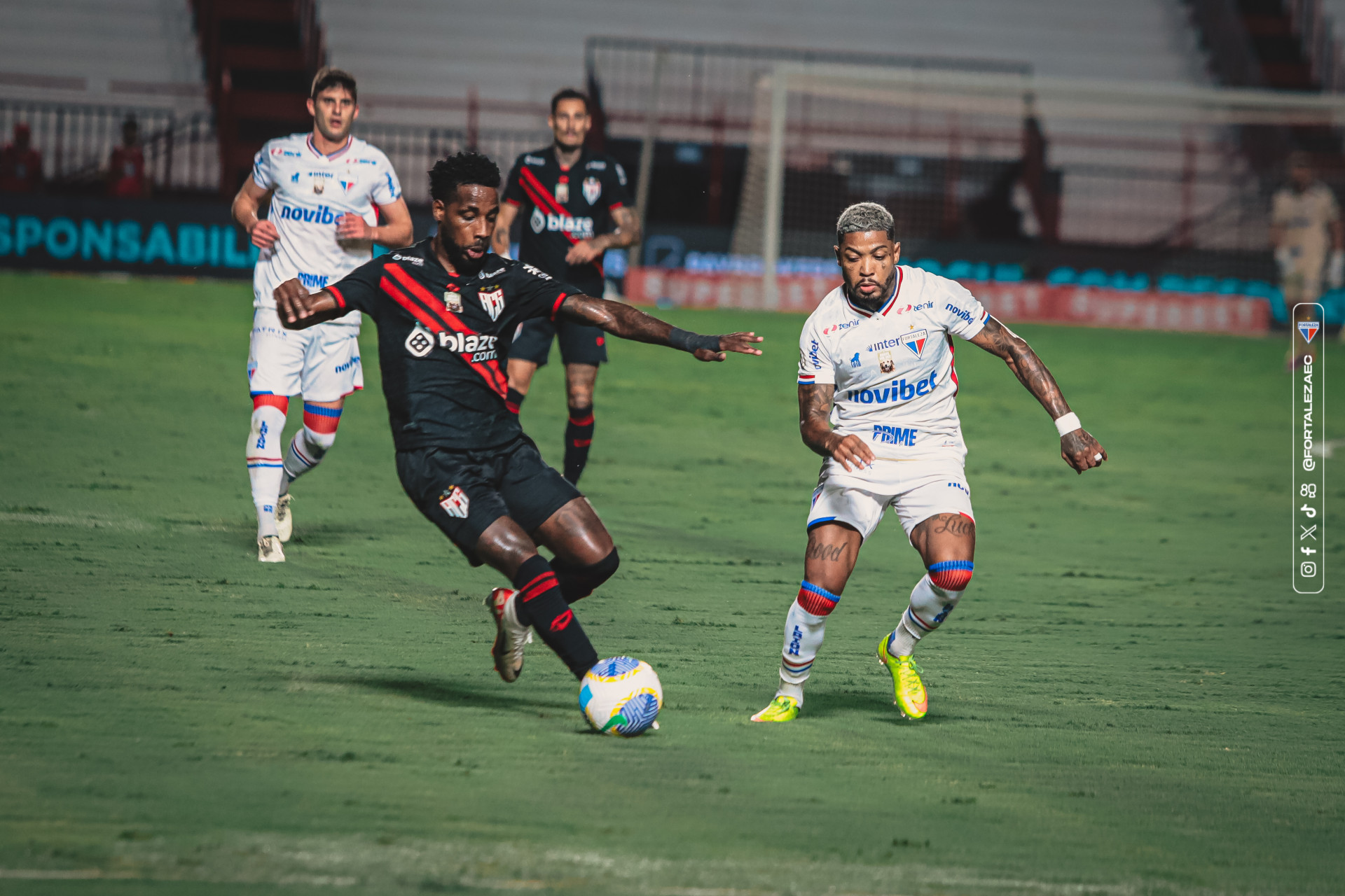 Marinho, ponta do Fortaleza, durante jogo contra o Atlético-GO (Foto: Mateus Lotif/Fortaleza EC)