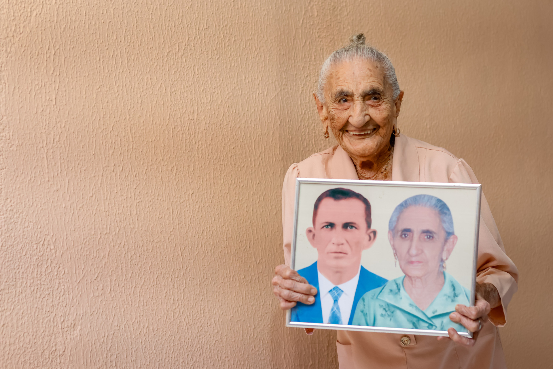 ￼AMBROZINA Morais é natural de Caraúbas, no Rio Grande do Norte, mas veio morar no Ceará após a morte do marido Marcos Florêncio, em 1978 (Foto: AURÉLIO ALVES)