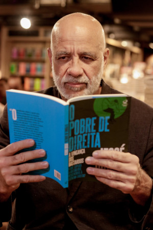 No livro, o autor responde perguntas urgentes como a disseminação de apostas em bets e o adoecimento da parcela mais pobre do Brasil(Foto: Samuel Setubal)