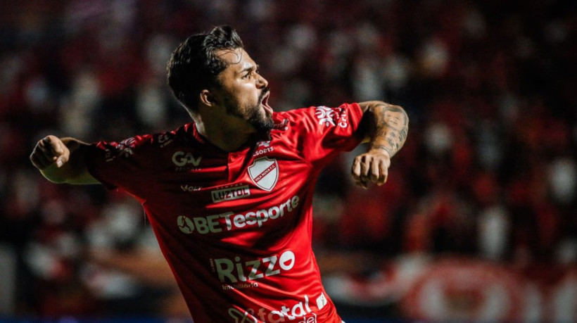 Alesson, atacante do Vila Nova, comemora gol marcado na Série B 2024