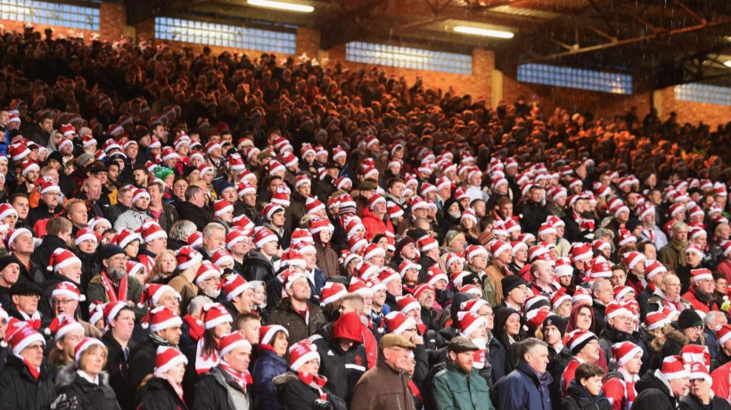 A tradição britânica do 'Boxing Day' é marcada por torcedores fantasiados de Papai Noel nos estádios esportivo