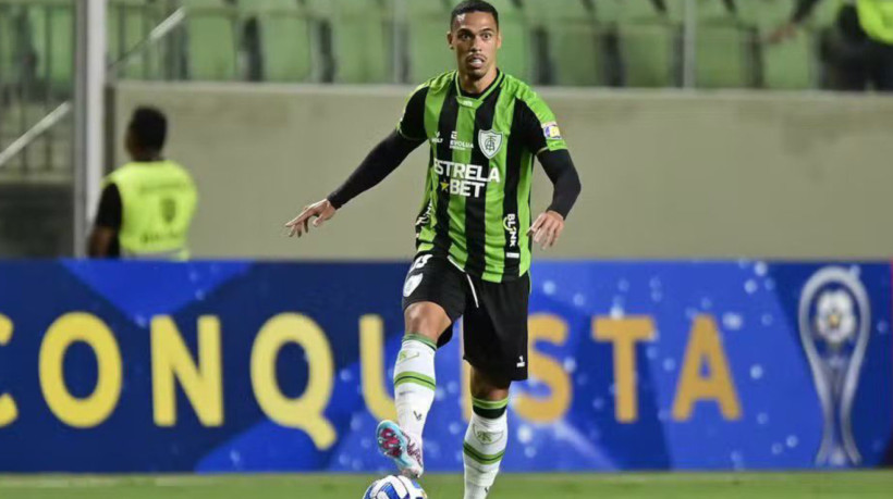 Éder Graminho, zagueiro do América-MG, durante jogo pela Copa Sul-Americana 2023