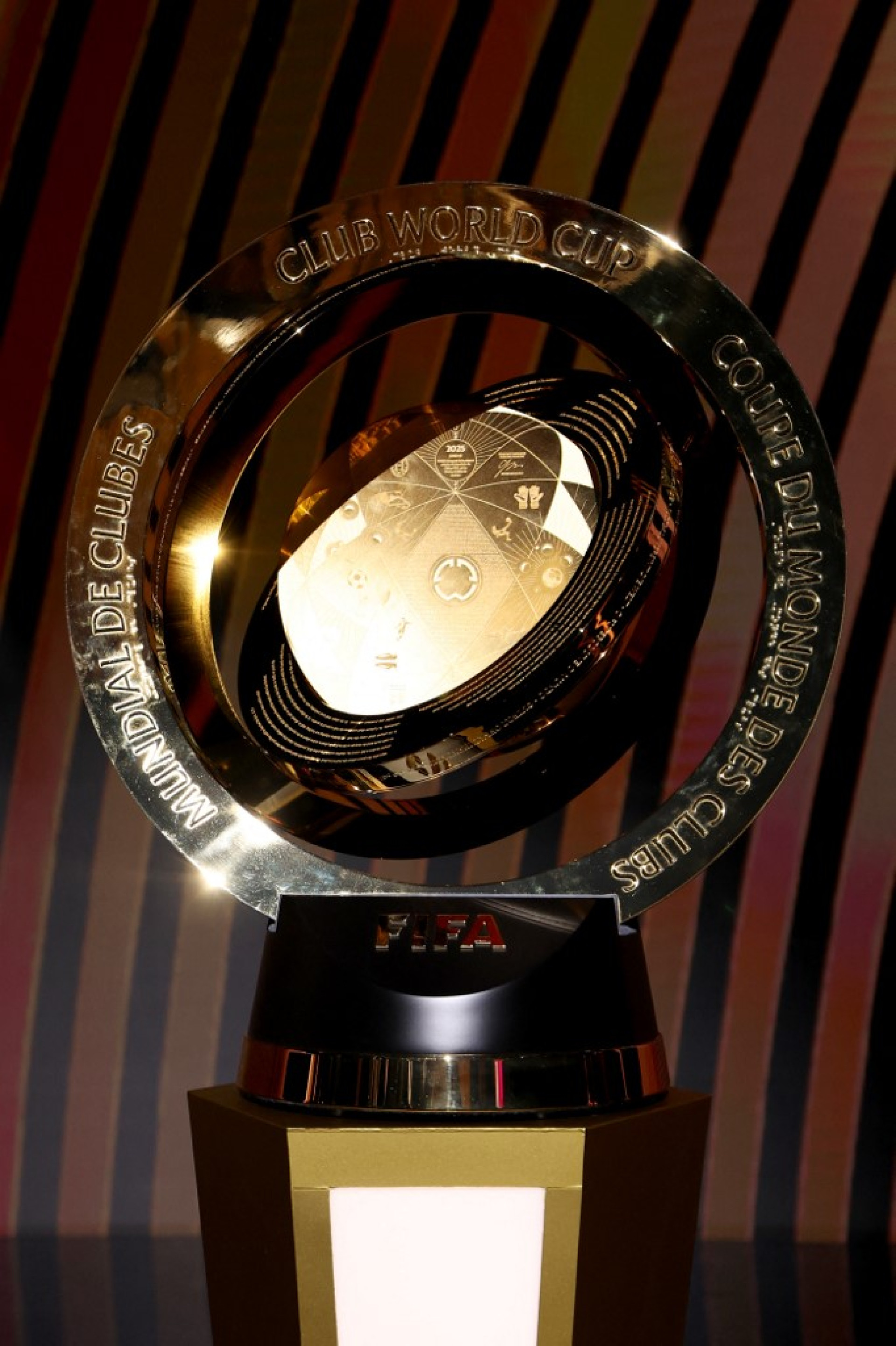 MIAMI, FLÓRIDA - 05 DE DEZEMBRO: Uma visão detalhada do Troféu da Copa do Mundo de Clubes da FIFA durante a recepção após o Sorteio da Copa do Mundo de Clubes da FIFA de 2025 no Telemundo Studios em 05 de dezembro de 2024 em Miami, Flórida (Foto: Brennan Asplen/Getty Images/AFP)