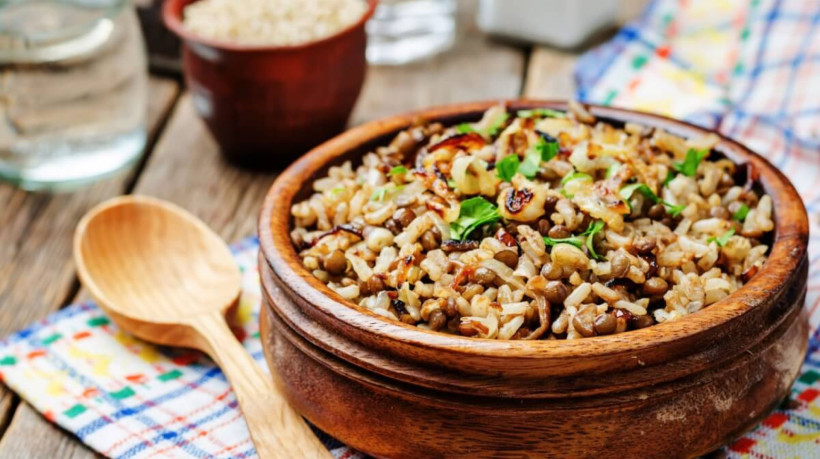 Arroz com lentilha (Imagem: Nataliya Arzamasova | Shutterstock)