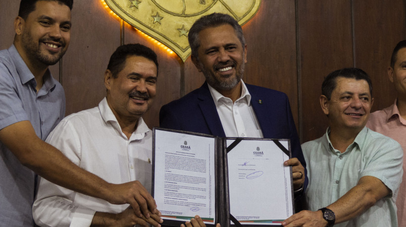 Fortaleza- CE, Brasil, 06-12-24: O Governo do Ceará apresenta ações para o Programa Cisternas no Palácio da Abolição. Na foto, Moisés Braz, secretário da Secretaria do Desenvolvimento Agrário do Ceará, e Elmano de Freitas, Governador do Ceará. (Foto: Lorena Louise/Especial para O POVO)