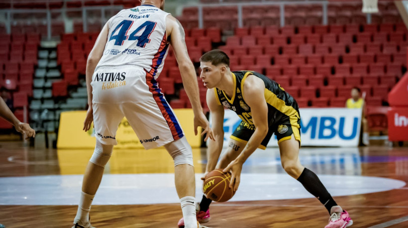 Renan, o camisa 44, foi o destaque do Fortaleza Basquete Cearense contra o Mogi das Cruzes