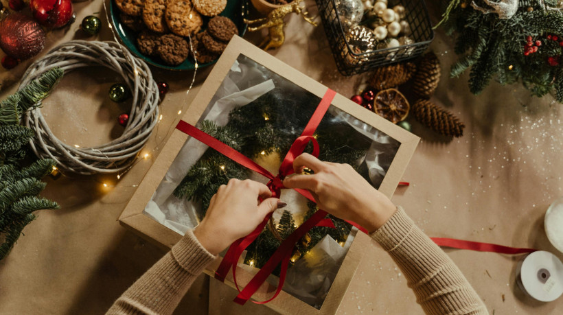 Confira ideias práticas de presentes de Natal para celebrar com a família
