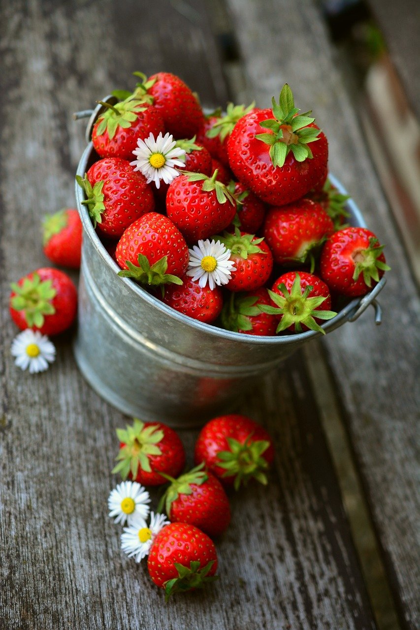 O morango é um pequeno fruto vermelho, doce e suculento, amplamente cultivado e apreciado por seu sabor e valor nutricional. Mas, na mesa, é bem mais que isso. Versátil, cai bem em grande variedade de guloseimas. 