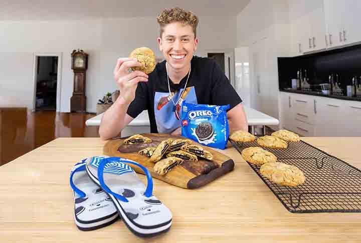 Havaianas e Oreo - Collab que também envolveu a Mondelez Brasil (fabricante do biscoito). Da união nasceu uma coleção de chinelos com cheiro de chocolate nas tiras, em 2021. 