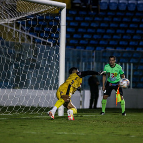 O goleiro Carlão foi protagonista com duas defesas nas penalidades (Foto: Lenilson Santos/Ferroviário AC )