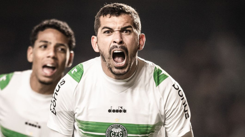 Bruno Melo, zagueiro do Coritiba, comemora gol marcado pelo clube