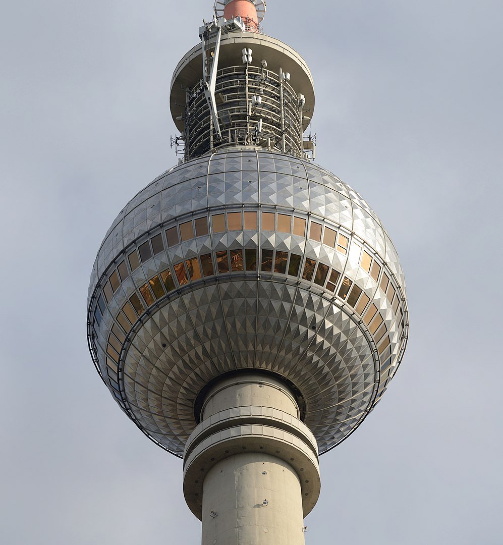 As torres de telecomunicações vão muito além da função tecnológica. Elas são uma  atração turística em diversas partes do mundo, com estrutura imponente e diversos recursos em seu interior, para deleite dos visitantes. Conheça as maiores torres de transmissão do mundo.