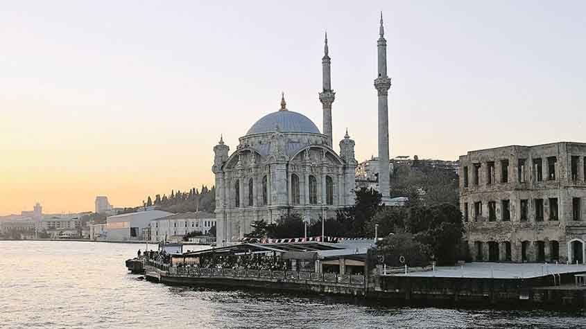 Istambul carrega  uma aura única, sendo uma verdadeira ponte entre a Europa e a Ásia. Uma metrópole que respira história e cultura. Vamos conhecer um pouco mais sobre esta cidade especial que liga dois continentes. E que muitos pensam que é capital da Turquia (a capital é Ancara).