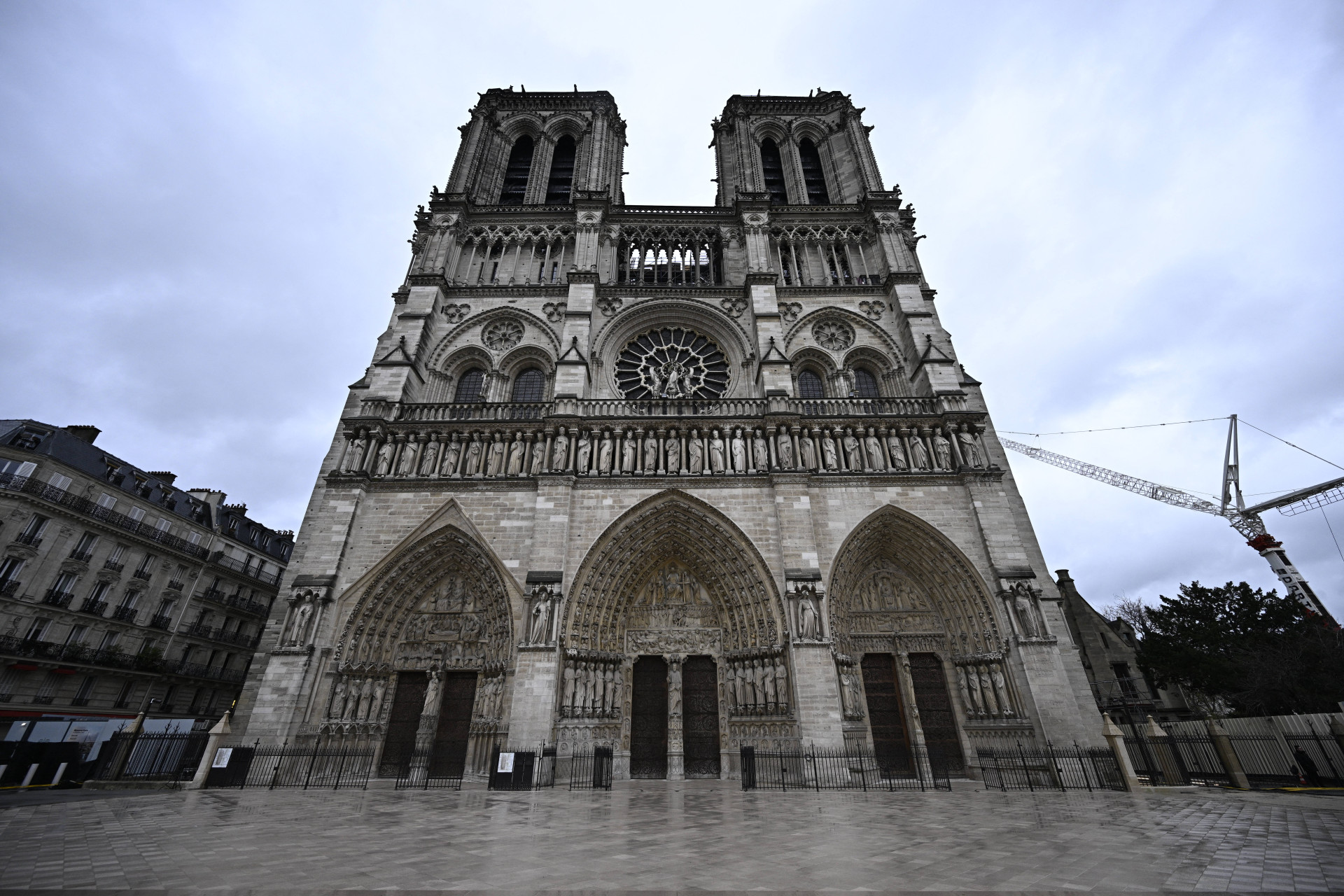 Fachada da catedral de Notre Dame em 2024, após a restauração (Foto: JULIEN DE ROSA / AFP)