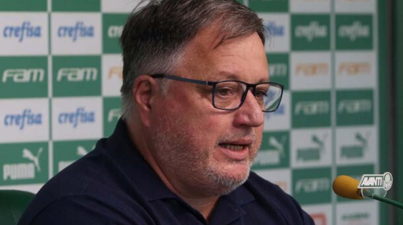 O diretor de futebol Anderson Barros, da SE Palmeiras, concede entrevista coletiva, na Academia de Futebol. (Foto: Cesar Greco)