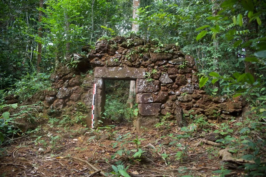 Um sítio histórico, formado por uma cidade e uma vila do século 18, foi achado na Floresta Amazônica, em Rondônia, . A descoberta aconteceu com o uso de tecnologia a laser por arqueólogos e quilombolas por meio de aeronaves equipadas com esse instrumento.
