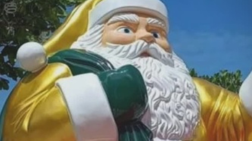 Papai Noel verde e amarelo de Balneário Camboriú