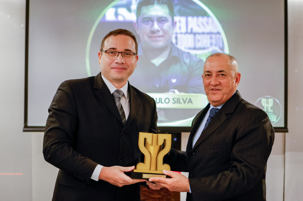 Haroldo Martins recebeu de Wandick Landry o prêmio especial em homenagem ao Ceará