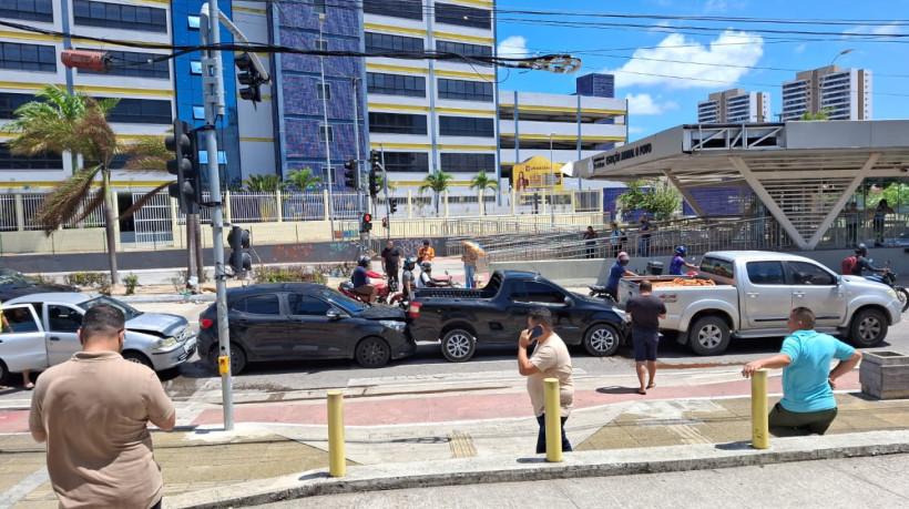 Um outro acidente envolvendo uma batida entre quatro veículos foi registrado na avenida Aguanambi 