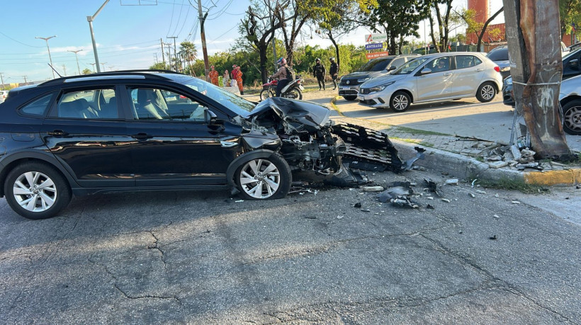 Carro colide com árvore da BR-116 nesta terça-feira, 10