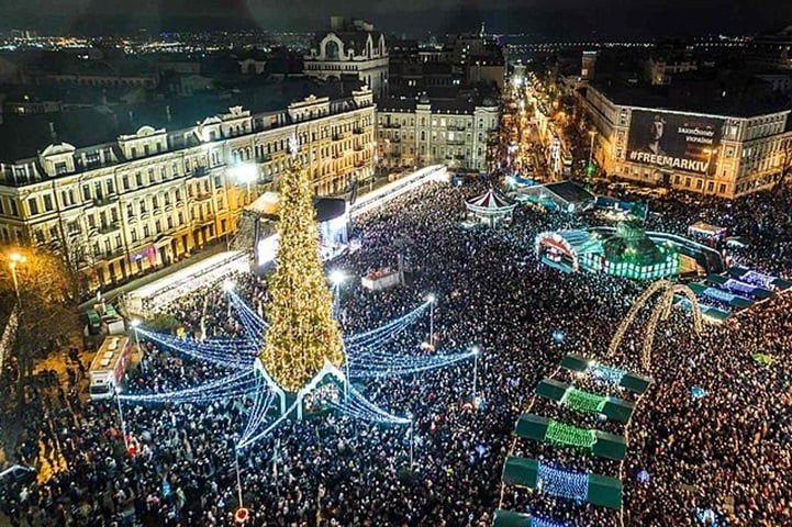 O Natal, por diversos motivos , é uma das épocas do ano mais celebradas pelas pessoas em muitos países. E a decoração típica valorizada por uma iluminação especial chama atenção. 