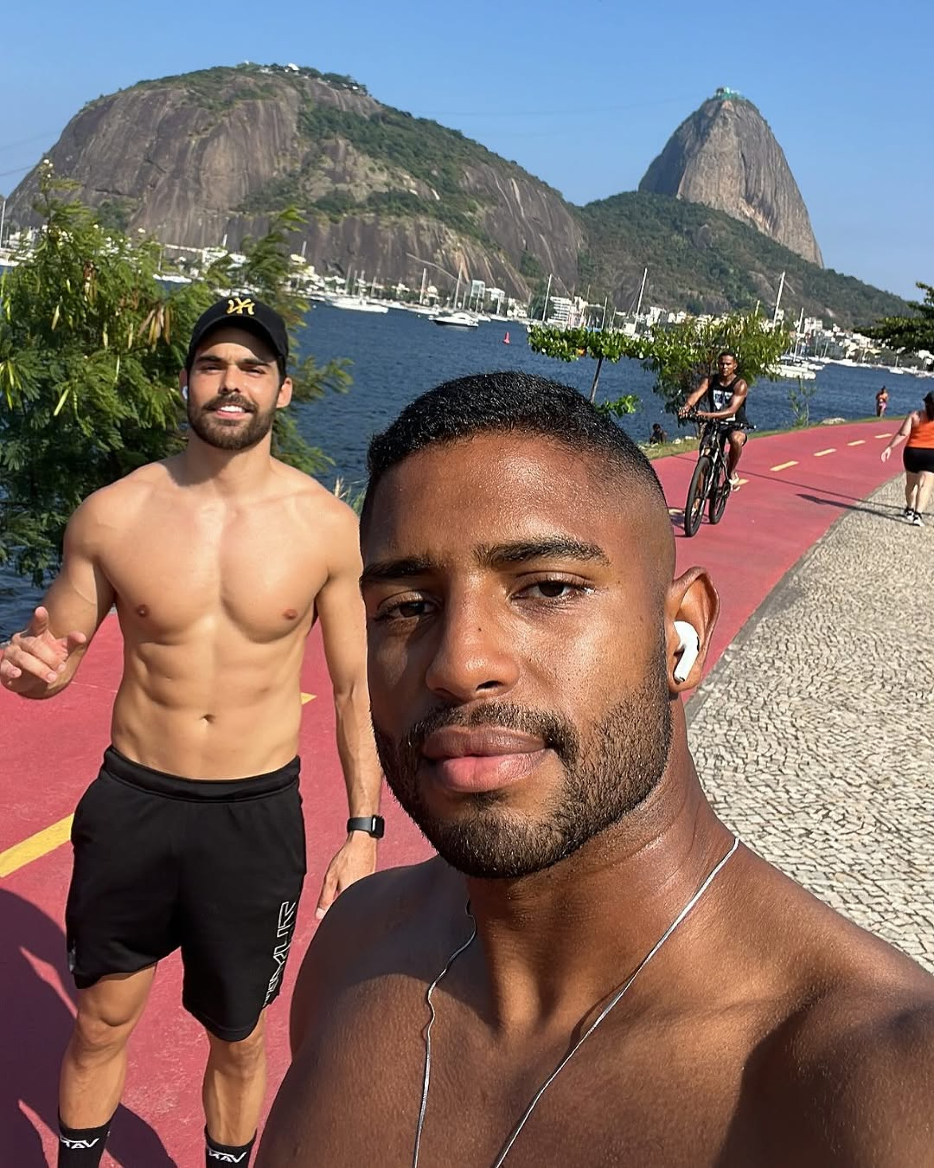 João Lucas Reis (à frente), junto ao namorado, Gui Sampaio Ricardo (Foto: Reprodução / Instagram / @joaolreis)