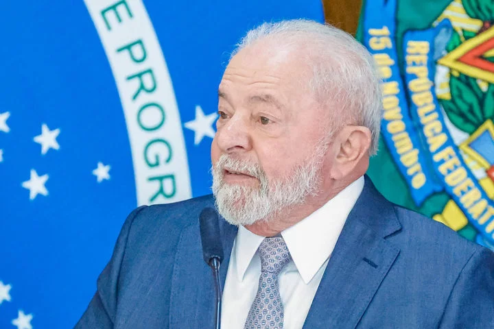 O presidente Luiz Inácio Lula da Silva foi internado às pressas e teve que passar por uma cirurgia de emergência para a drenagem de um hematoma no dia 9/12.