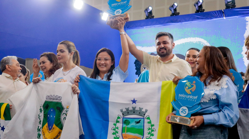 FORTALEZA, CEARÁ, BRASIL, 11-12-2024: Governo do Ceará com Jade Romero, por meio da Secretaria da Proteção Social (SPS), e o Fundo das Nações Unidas para a Infância no Brasil (Unicef) entregam os troféus do Selo Unicef a 158 municípios cearenses que mais evoluíram em políticas públicas municipais voltadas a crianças e adolescentes, entre 2021 e 2024. (Foto: Samuel Setubal/ O Povo)