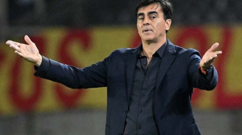 Colo-Colo's Argentine head coach Gustavo Quinteros gestures during the Copa Libertadores group stage first leg football match between Deportivo Pereira and Colo Colo, at the Hernán Ramírez Villegas stadium in Pereira, Colombia, on April 5, 2023. (Photo by JOAQUIN SARMIENTO / AFP) (Photo by JOAQUIN SARMIENTO/AFP via Getty Images)