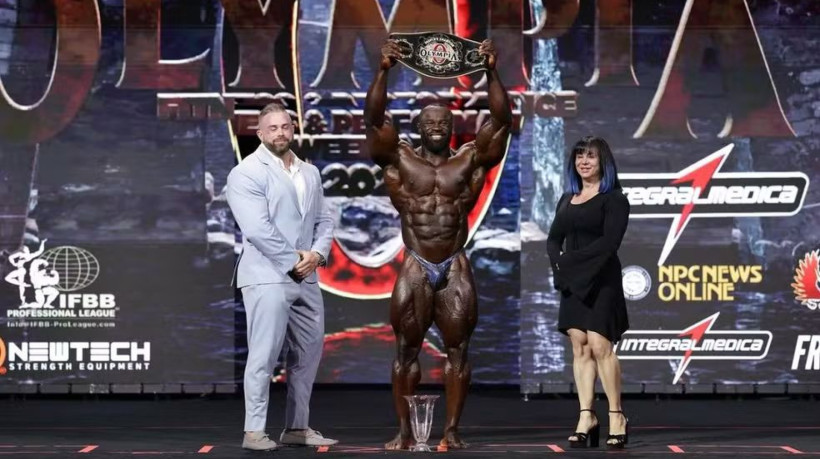 Samson Dauda ao ser premiado como Mr. Olympia na edição 2024 do evento.