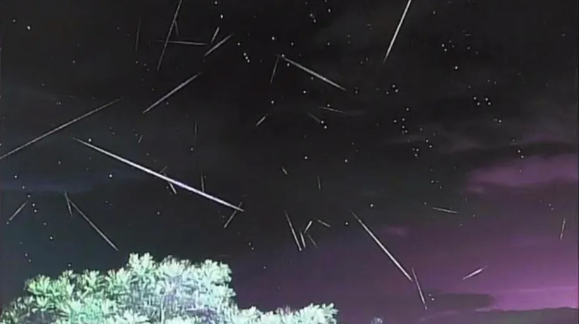 A chuva de meteoros Geminídeas atingirá o pico na noite deste sábado, 14, ficando visível durante a madrugada no céu noturno do norte do país.