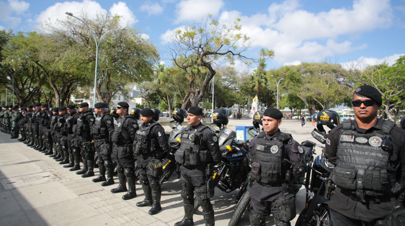 Governo do Ceará entrega equipamentos logísticos para PMCE; a solenidade aconteceu na praça José de Alencar, em Fortaleza