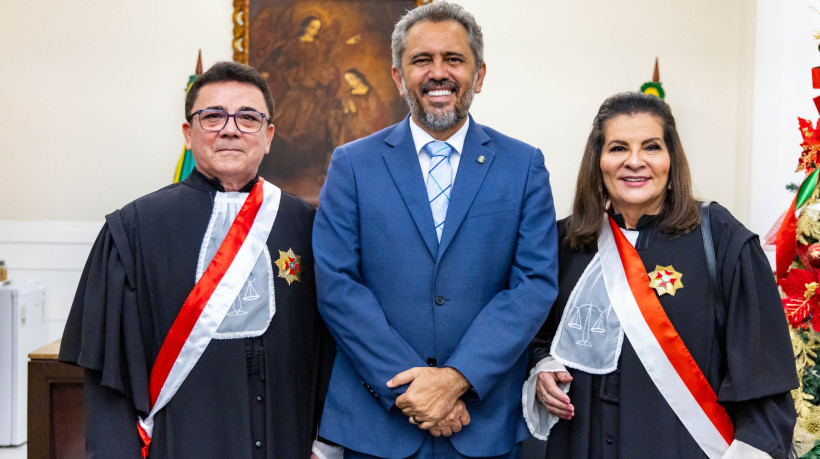 Posse da nova presidencia do TRT, desembagadora Fernanda Maria Uchôa . Ao lado dela, o desembargador João Carlos de Oliveira Uchôa, corregedor regional, e Elmano de Freitas, governador do Ceará