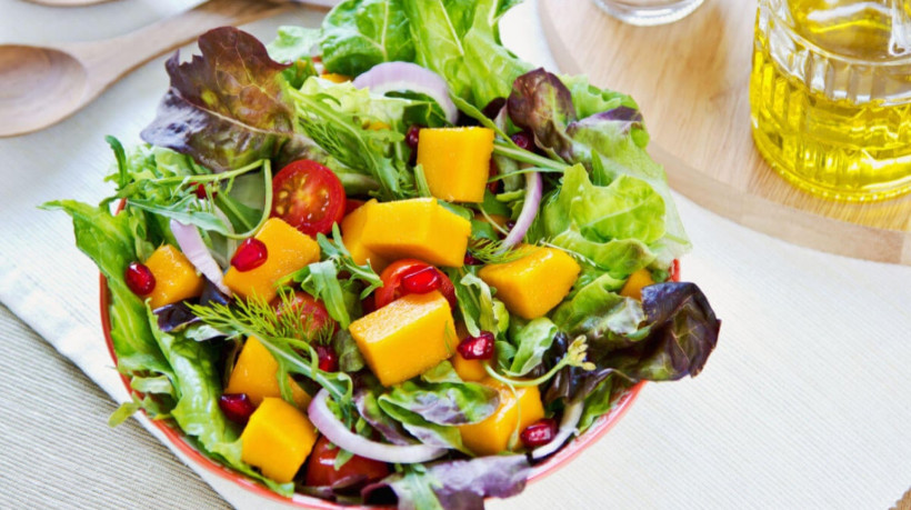 Salada verde com manga  (Imagem: vanillaechoes | Shutterstock)