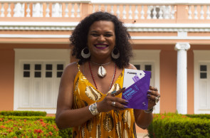 Fortaleza- CE, Brasil, 16-12-24: A jornalista Deidiane Souza lança livro e se torna a primeira travesti a lançar livro pela UFC. (Foto: Lorena Louise/Especial para O POVO)