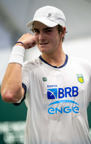 João Fonseca, jovem tenista brasileiro, durante treinos para confrontos da Copa Davis 2024(Foto:  André Gemmer/CBT)