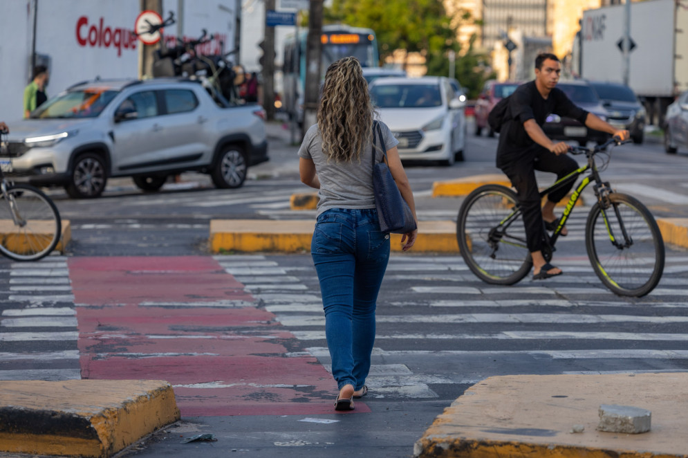 Ausência de policiamento, falta de iluminação pública e ruas desertas são alguns dos fatores que aumentam o medo das mulheres(Foto: FCO FONTENELE)