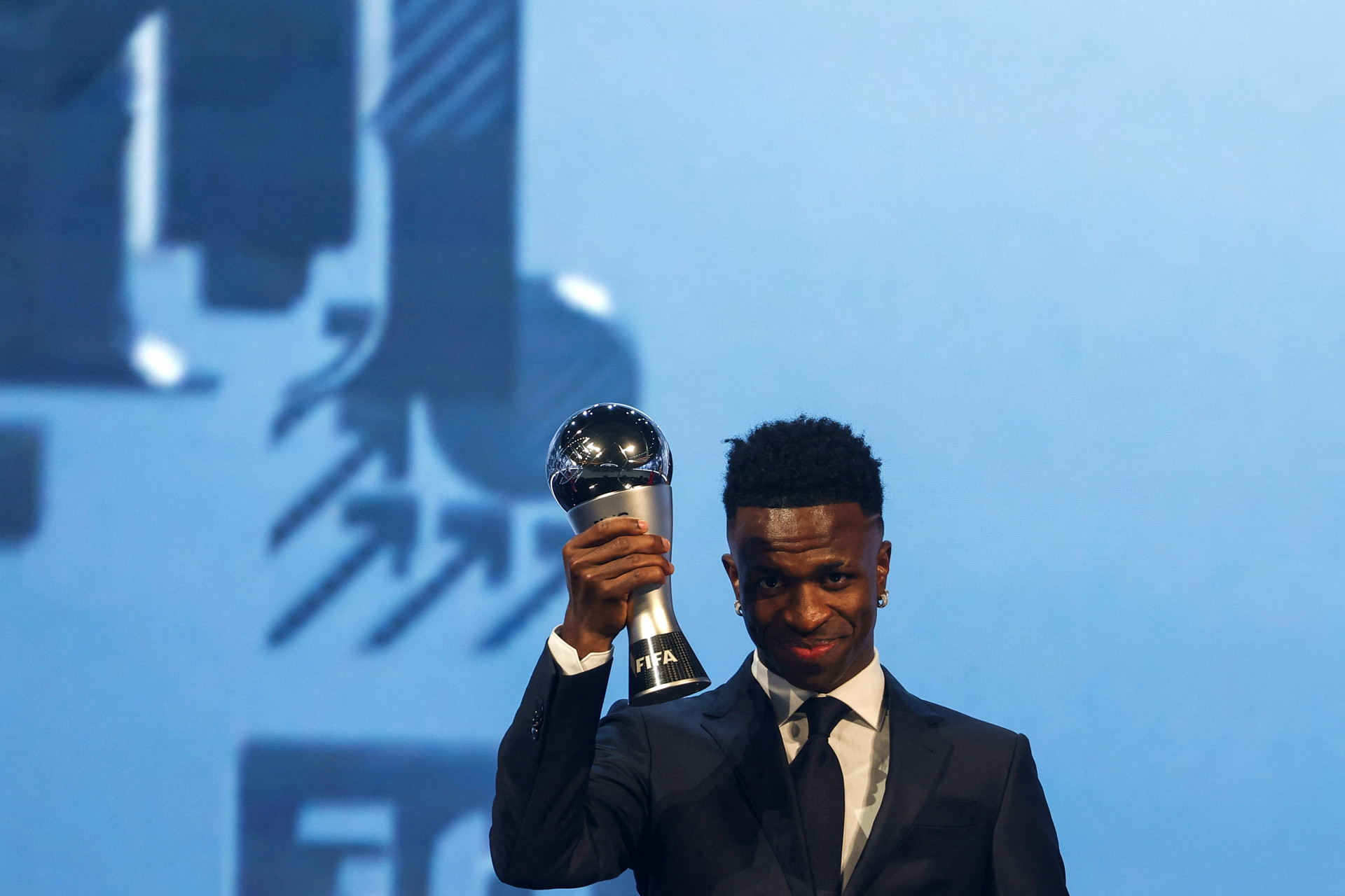 O atacante brasileiro Vinicius Junior, com o troféu da Fifa
 (Foto: Karim JAAFAR / AFP)