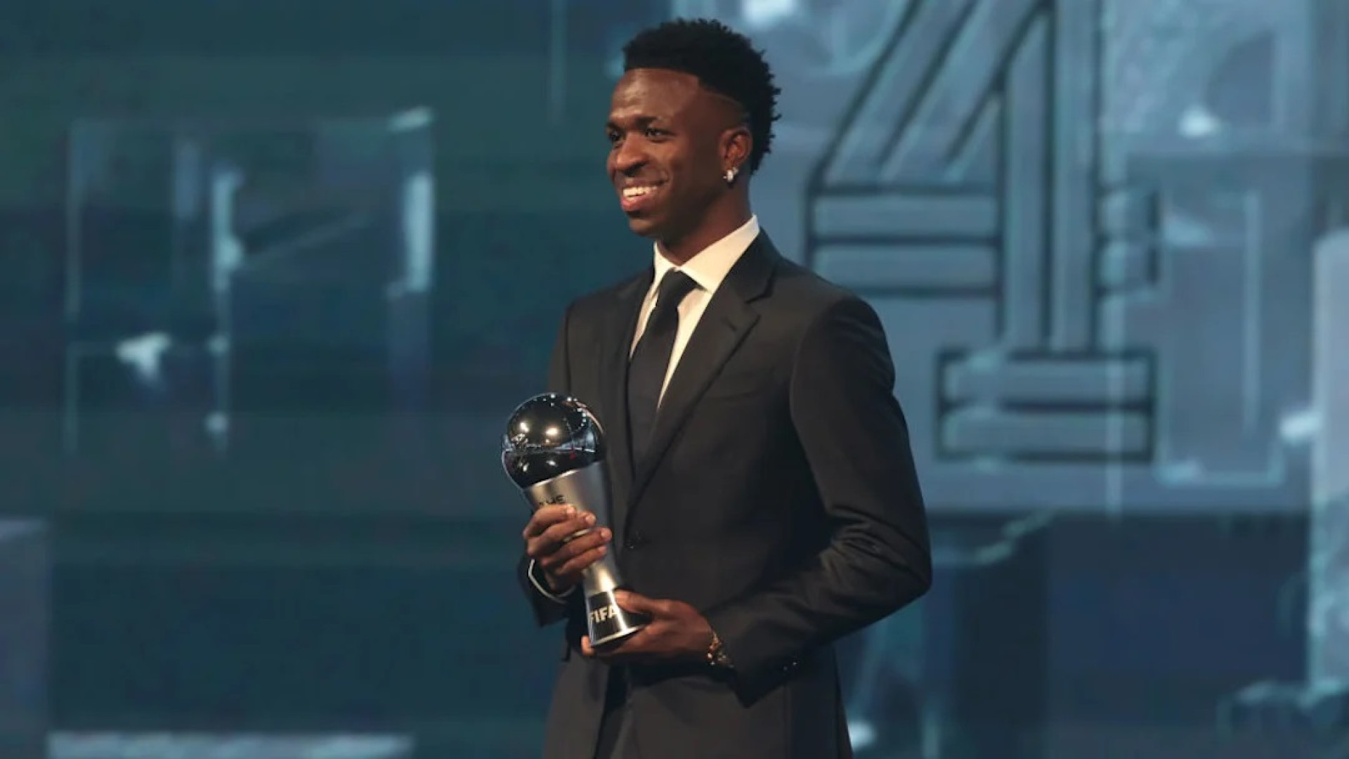 Vinícius Júnior levou para casa o prêmio de Melhor Jogador Masculino da FIFA deste ano (Foto: Reprodução/ Mohamed Farag-FIFA/FIFA)