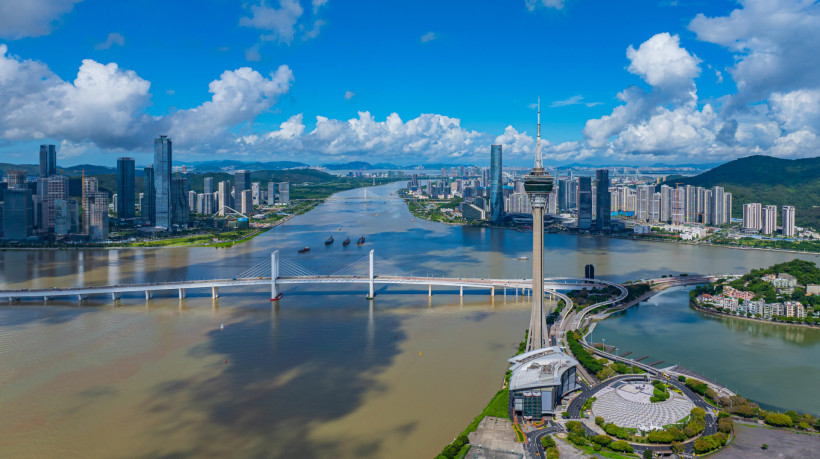 Foto aérea tirada por drone mostra uma vista da Península de Macau, e de Hengqin e Zhuhai na Província de Guangdong, no sul da China, em 8 de julho de 2024