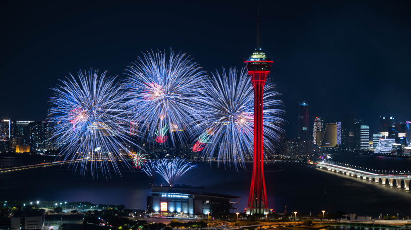 Fogos de artifício iluminam o céu em Macau, no sul da China, em 1º de outubro de 2024