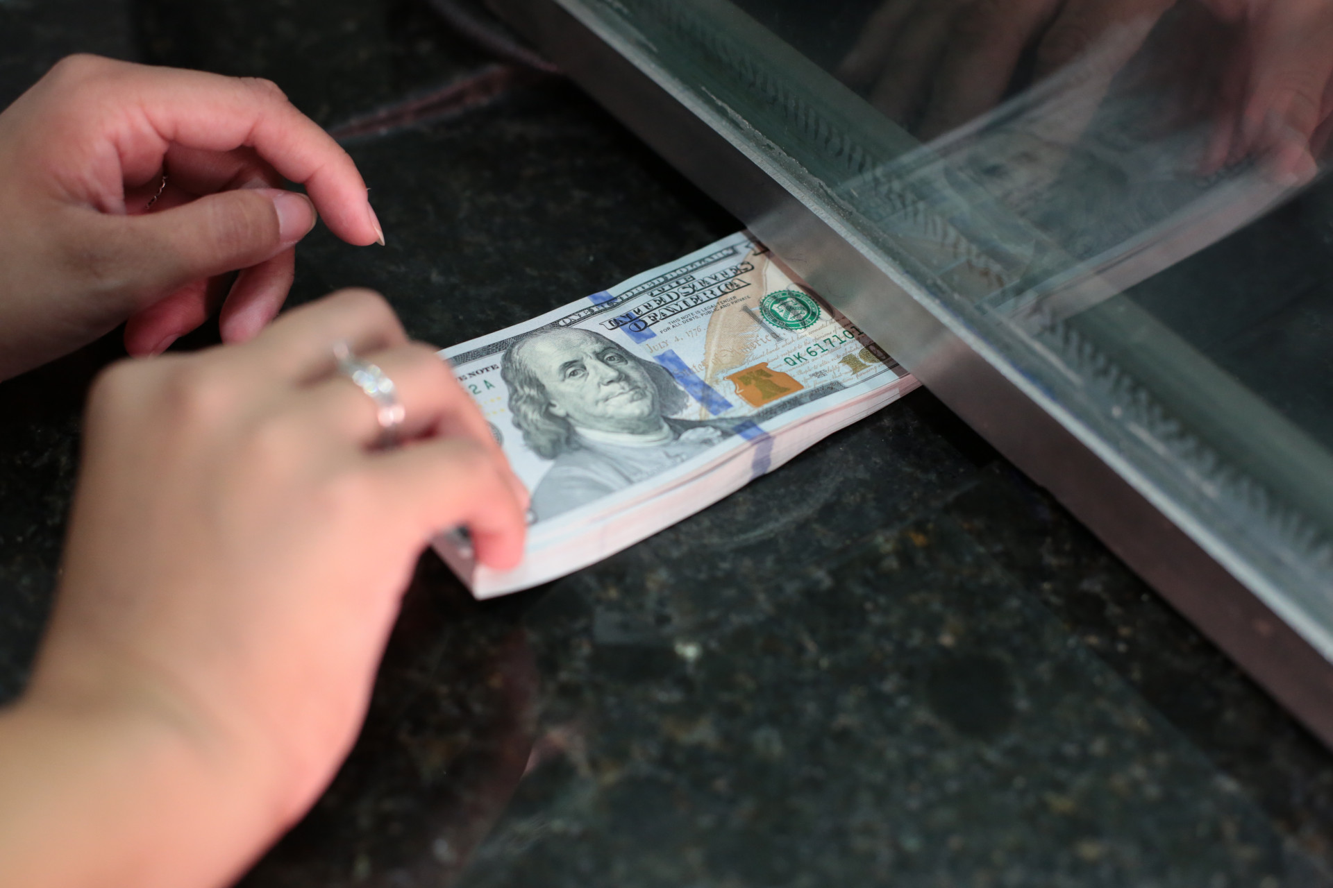 ￼NA MÍNIMA do dia, o dólar chegou a R$ 5,87 (Foto: FÁBIO LIMA)