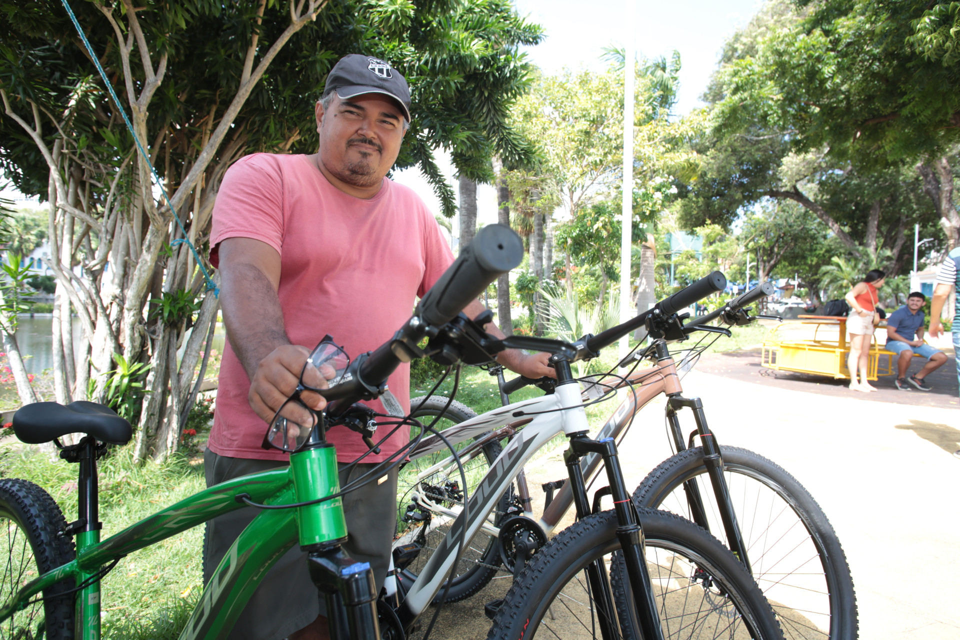 ￼MÁRCIO Anderson, 43, usa o Bicicletar todos os dias (Foto: FÁBIO LIMA)