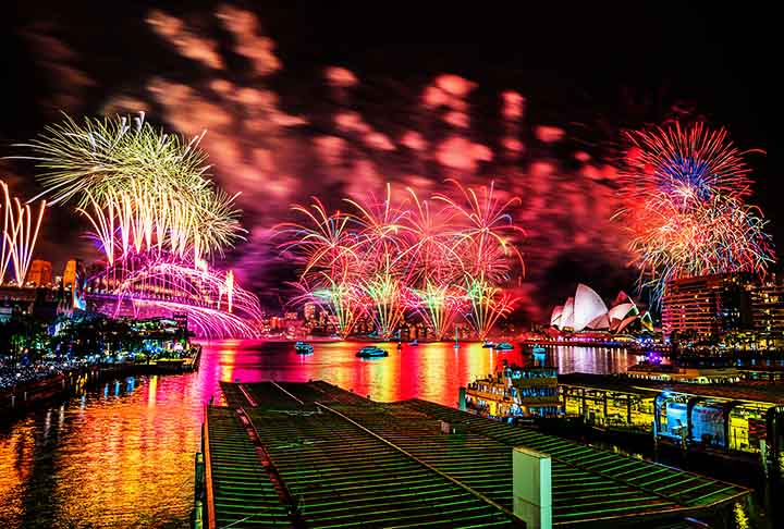 O réveillon é celebrado por todo o mundo com muita festa, geralmente com queima de fogos , música e dança.  Uma mistura de tradição e modernidade. Veja os locais com as celebrações mais badaladas.