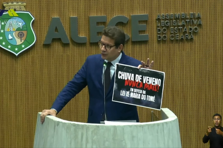 Renato Roseno (Psol) fez discurso emocionado contra a medida(Foto: Reprodução/TV Assembleia)