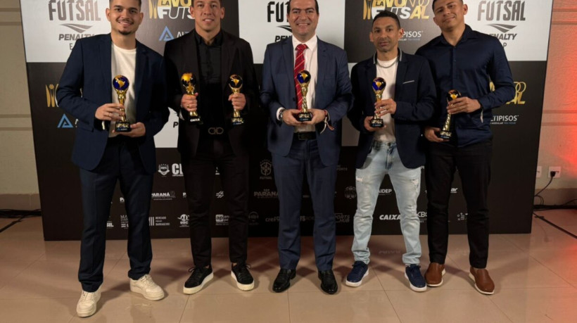 Jogadores do Fortaleza Futsal são homenageados em premiação. 